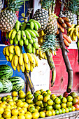 Exotische Früchte hängen im Freien in einem lokalen Geschäft, Sansibar, Tansania, Ostafrika, Afrika