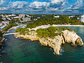 Luftaufnahme des Strandes von Cala Galdana, Menorca, Balearen, Spanien, Mittelmeer, Europa