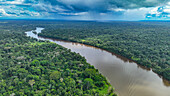 Luftaufnahme des Suriname-Flusses bei Pokigron, Suriname, Südamerika
