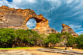 Steinbogen an der Pedra Furada, Nationalpark Serra da Capivara, UNESCO-Welterbe, Piaui, Brasilien, Südamerika