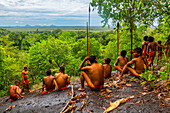 Yanomami-Stamm sitzend auf einem riesigen Felsen im Dschungel, Südvenezuela, Südamerika