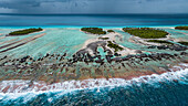 Luftaufnahme der erhöhten Riffe der Ile aux Recifs, Rangiroa-Atoll, Tuamotus, Französisch-Polynesien, Südpazifik, Pazifik