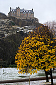 Edinburgh Castle, UNESCO-Weltkulturerbe, im Schnee mit einem herbstlichen Baum im Vordergrund, Edinburgh, Schottland, Vereinigtes Königreich, Europa