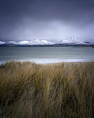 Winter am Strand von Luskentyre mit schneebedeckten Bergen, Isle of Harris, Äußere Hebriden, Schottland, Vereinigtes Königreich, Europa