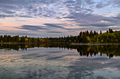 Sonnenuntergang im Herbst am Astotin Lake, Elk Island National Park, Alberta, Kanada, Nordamerika