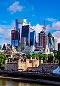 Tower of London, UNESCO-Weltkulturerbe, und die Skyline der City of London, London, England, Vereinigtes Königreich, Europa