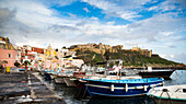 Wunderschöne italienische Insel Procida, berühmt für ihren farbenfrohen Yachthafen, winzige Gassen und viele Strände, Procida, Flegreische Inseln, Kampanien, Italien, Europa