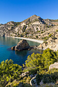 Blick von oben auf den Strand Cala del Canuelo, Naturreservat der Klippen von Maro Cerro Gordo, Andalusien, Spanien, Europa