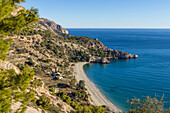 Blick von oben auf den Strand Cala del Canuelo, Naturschutzgebiet Maro Cerro Gordo Cliffs, Andalusien, Spanien, Europa