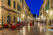 Menschen essen in einem Restaurant im Freien in der Abenddämmerung in der Altstadt, UNESCO-Welterbe, Dubrovnik, Kroatien, Europa