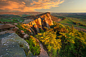 Blick bei Sonnenuntergang auf Hen Cloud, The Roaches, Peak District, Staffordshire, England, Vereinigtes Königreich, Europa