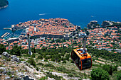 Blick von oben auf den Alten Turm, UNESCO-Weltkulturerbe, mit Seilbahn, Dubrovnik, Kroatien, Europa