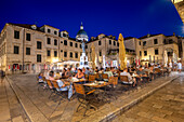 Menschen beim Essen in einem Restaurant im Freien in der Altstadt, Dubrovnik, Kroatien, Europa