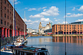 Albert Dock, mit Blick auf die Three Graces, Liverpool, Merseyside, England, Vereinigtes Königreich, Europa