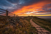 Erstaunlicher Himmel, der The Great Ridge und Lose Hill beleuchtet, Peak District, Derbyshire, England, Vereinigtes Königreich, Europa