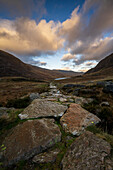 Steinpfad in Richtung Llyn Ogwen im Snowdonia-Nationalpark, Ogwen, Conwy, Wales, Vereinigtes Königreich, Europa