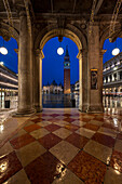 Markusplatz zur blauen Stunde mit dem Glockenturm des Campanile durch Bögen gesehen, Markusplatz, Venedig, UNESCO-Weltkulturerbe, Venetien, Italien, Europa