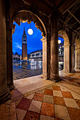 Markusplatz bei Nacht mit dem Glockenturm Campanile und der Markusbasilika, Markusplatz, Venedig, UNESCO-Weltkulturerbe, Venetien, Italien, Europa