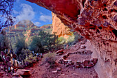 Alte indianische Ruinen unter dem Fay Arch im Fay Canyon in Sedona, Arizona, Vereinigte Staaten von Amerika, Nordamerika