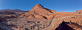 Panorama der Südseite von Johnson Point von unterhalb seiner Klippen am Marble Canyon, Glen Canyon Recreation Area, Arizona, Vereinigte Staaten von Amerika, Nordamerika