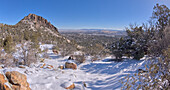 Blick vom Picnic Hill entlang des Thumb Butte-Wanderwegs, der im Winter mit Schnee und Eis bedeckt ist, Prescott National Forest, westlich von Prescott, Arizona, Vereinigte Staaten von Amerika, Nordamerika