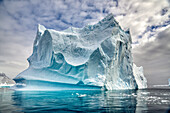 Ein schwimmender Eisberg auf der Antarktischen Halbinsel, Antarktis, Polarregionen