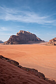 Wadirum-Wüstenebene von einer Sanddüne aus, UNESCO-Welterbe, Jordanien, Naher Osten