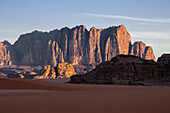 Rote Felsen und Berge bei Sonnenaufgang in der Wüste Wadi Rum, UNESCO-Welterbestätte, Jordanien, Naher Osten