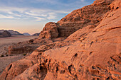 Rote Felsen und Berge bei Sonnenuntergang in der Wüste Wadi Rum, UNESCO-Welterbe, Jordanien, Naher Osten