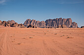 Rote Felsen und Berge in der Wüste Wadi Rum, UNESCO-Welterbestätte, Jordanien, Naher Osten