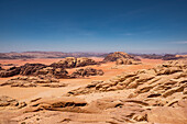 Roter Sand und Felsen in der Wadi-Rum-Wüste, Jordanien, Naher Osten