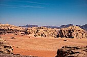 Rote Sandebene und einige felsige Berge, Wadi Rum, Jordanien, Naher Osten