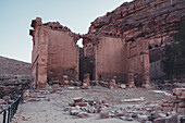 Qasr al-Bint-Tempel in der antiken Nabatäerstadt, Petra, UNESCO-Weltkulturerbe, Jordanien, Naher Osten