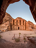 Al Deir (Kloster) Monument bei Sonnenuntergang, in den Berghang gehauen und von einer Höhle umrahmt, Petra, UNESCO-Welterbestätte, Jordanien, Naher Osten
