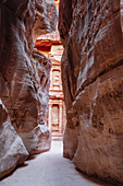 Das Monument der Schatzkammer von Petra (El Khazneh) am Ende der Siq-Schlucht, Petra, UNESCO-Welterbestätte, Jordanien, Naher Osten