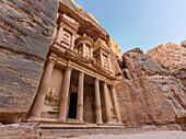 Die Schatzkammer (El Khazneh), in den Felsen des Berges gehauenes Monument, Petra, UNESCO-Weltkulturerbe, Jordanien, Naher Osten