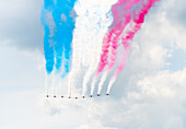 Vorbeiflug der RAF Red Arrows während der Trooping the Colour-Feierlichkeiten 2022 anlässlich des offiziellen Geburtstags der Königin und ihres 70-jährigen Jubiläums, London, England, Vereinigtes Königreich, Europa