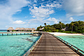 Ein Holzsteg in einem Luxusresort, Baa Atoll, Malediven, Indischer Ozean, Asien