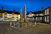 Antike sächsische Kreuze auf dem Marktplatz bei Nacht, Sandbach, Cheshire, England, Vereinigtes Königreich, Europa