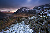 Tryfan, Llyn Ogwen und das Ogwen-Tal im Winter, Die Glyderau-Berge, Snowdonia-Nationalpark, Nordwales, Vereinigtes Königreich, Europa
