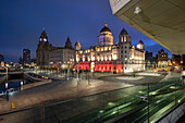 Das Liver Building und der Pier Head bei Nacht, Liverpool Waterfront, Liverpool, Merseyside, England, Vereinigtes Königreich, Europa