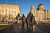 Die Beatles-Statue am Pier Head, Liverpool Waterfront, Liverpool, Merseyside, England, Vereinigtes Königreich, Europa