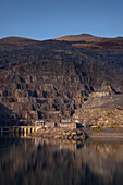 Dinorwic (Dinorwig) Power Station und Dinorwic Quarry über Llyn Peris, Eryri, Snowdonia National Park, Nordwales, Vereinigtes Königreich, Europa