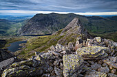 Tryfan und das Ogwen-Tal von der Bristly Ridge aus gesehen, Eryri, Snowdonia-Nationalpark, Gwynedd, Nordwales, Vereinigtes Königreich, Europa