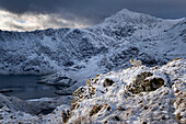 Walisische Bergschafe unterhalb des Mount Snowdon (Yr Wyddfa) im Winter, Eryri, Snowdonia National Park, Nordwales, Vereinigtes Königreich, Europa