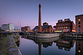 Das Pumphouse und die Gebäude des Albert Docks mit Blick auf das Canning Dock in der Dämmerung, Liverpool Waterfront, Liverpool, Merseyside, England, Vereinigtes Königreich, Europa