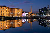 Das Albert Dock und das Pumphouse spiegeln sich im Salthouse Dock bei Nacht, Liverpool Waterfront, Liverpool, Merseyside, England, Vereinigtes Königreich, Europa