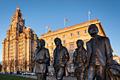 Die Beatles-Statue und das Royal Liver Building, Pier Head, Liverpool Waterfront, Liverpool, Merseyside, England, Vereinigtes Königreich, Europa