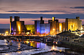 Caernarfon Castle, UNESCO-Weltkulturerbe, und die Seiont-Mündung bei Nacht, Caernarfon, Gwynedd, Nordwales, Vereinigtes Königreich, Europa