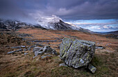 Glazialer Findling im Hintergrund der Glyderau Mountains, Cwm Idwal, Snowdonia National Park, Eryri, Nordwales, Vereinigtes Königreich, Europa